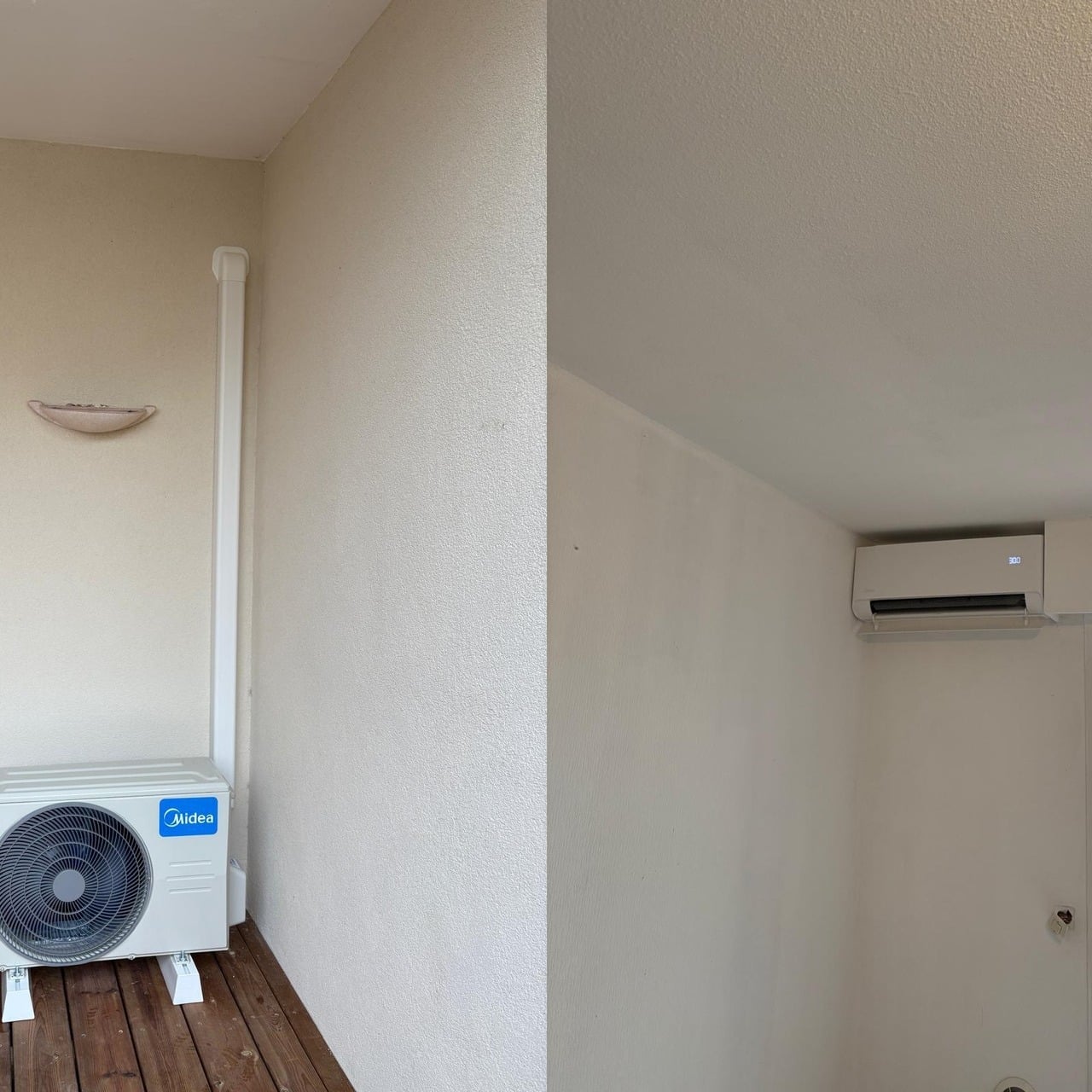 Climatisation Midea : unité extérieure sur terrasse bois avec conduit, et unité intérieure affichant "300" fixée au mur.